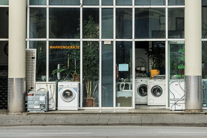 Shopper Maliciously Complies And Buys A $900 Appliance After Sales Assistant Tells Him To Look For Something He Can Afford