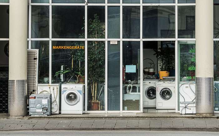 Shopper Maliciously Complies And Buys A $900 Appliance After Sales Assistant Tells Him To Look For Something He Can Afford