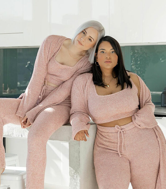 "Style Not Size": Two Friends Show How The Same Outfit Looks On Their Different Body Sizes (30 New Pics)
