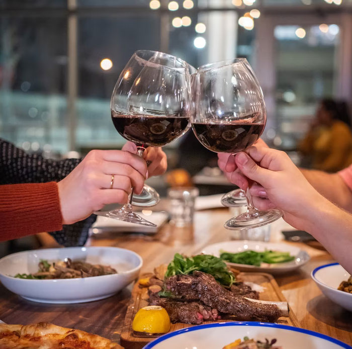 &ldquo;Insisti&oacute; en que yo pagara&rdquo;: Este hombre organiz&oacute; una gran cena de celebraci&oacute;n familiar y se enoj&oacute; con su esposa cuando ella solo pag&oacute; por su propia comida