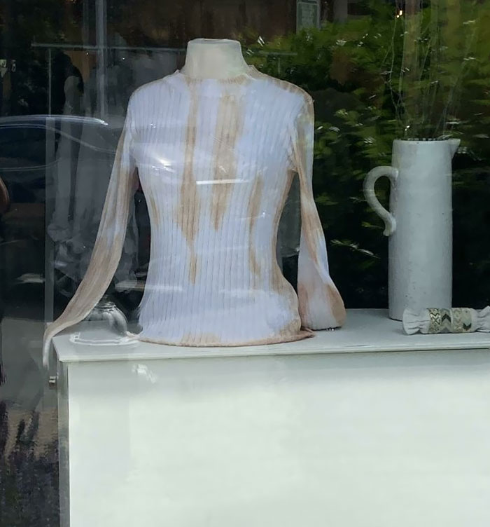 Parece como si esta camiseta estuviese cubierta de manchas de café