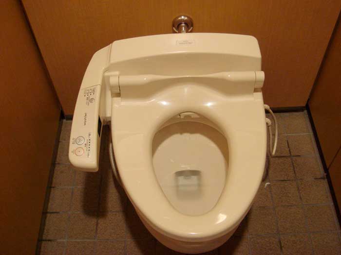 Mucha agua en los retretes