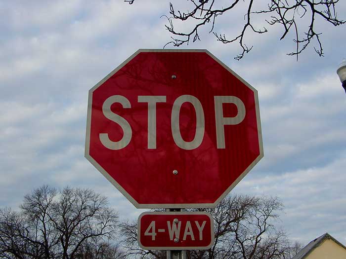 Señales de alto de 4 vías