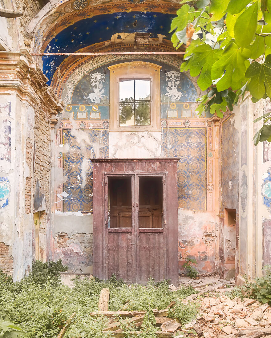 100 Photos Show The Decline Of The Church In Italy