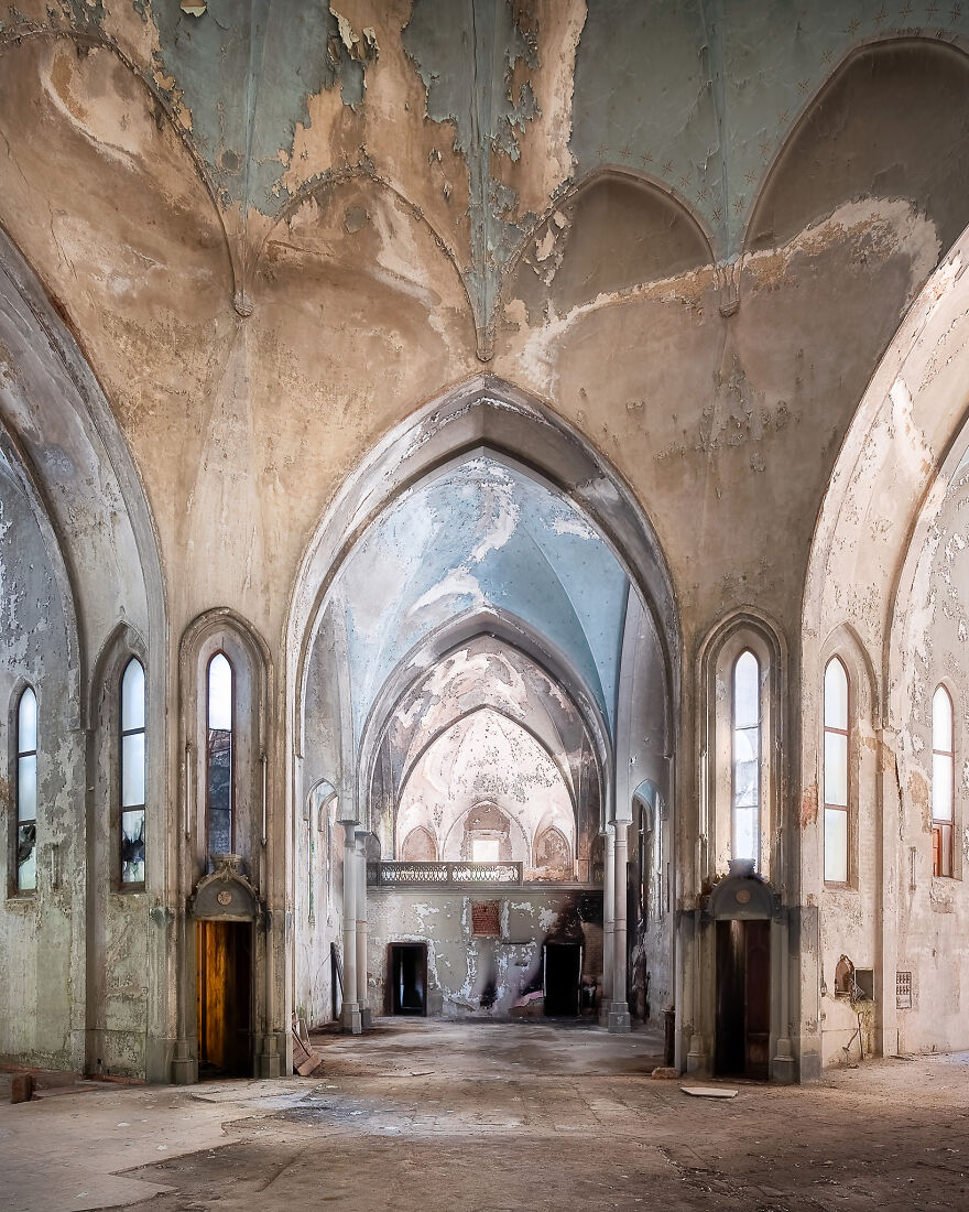 100 Photos Show The Decline Of The Church In Italy