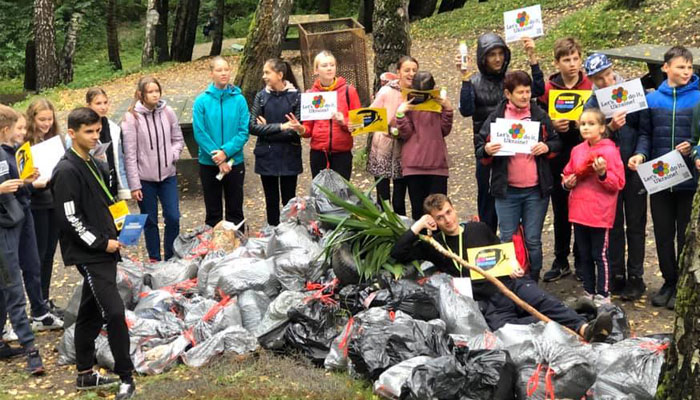 Grateful Ukrainians Thank Neighboring Countries For Their Hospitality By Cleaning Up Parks, Beaches, And City Streets