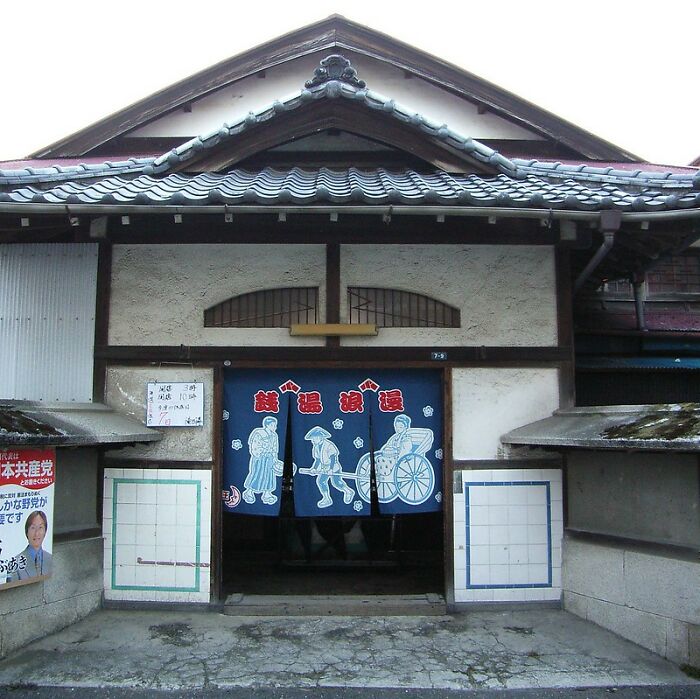 Someone In This Online Group Asked “What Was Something That Shocked You When You Visited A Foreign Country?” And 35 People Delivered