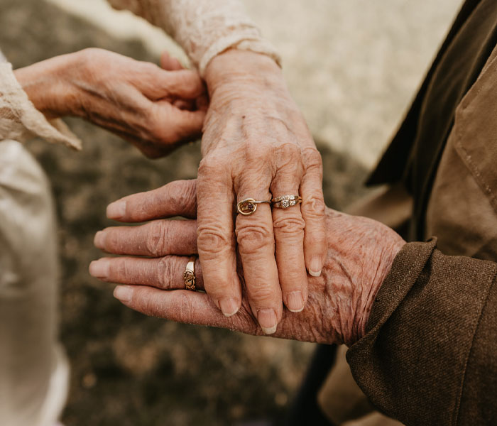 20 Heartwarming Photographs Of Couple Celebrating 70 Years Of Marriage Make Us Believe In Love Again