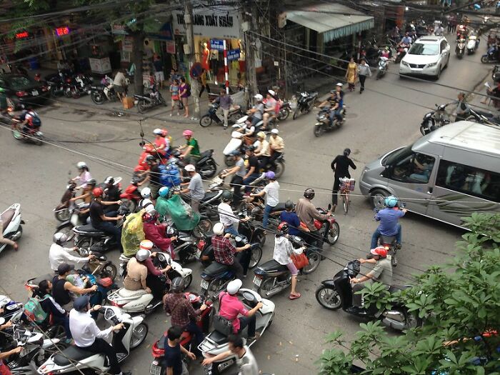 Someone In This Online Group Asked “What Was Something That Shocked You When You Visited A Foreign Country?” And 35 People Delivered