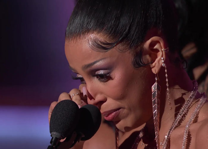 Lady Gaga Shows Grace And Kindness When She Helps SZA With Her Dress After Losing A Grammy To Her Lady Gaga Shows Grace And Kindness When She Helps SZA With Her Dress After Losing A Grammy To Her