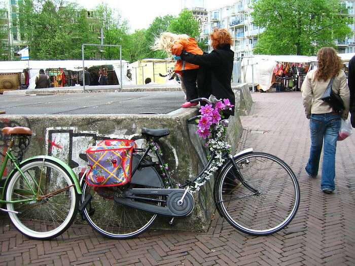 Someone In This Online Group Asked “What Was Something That Shocked You When You Visited A Foreign Country?” And 35 People Delivered