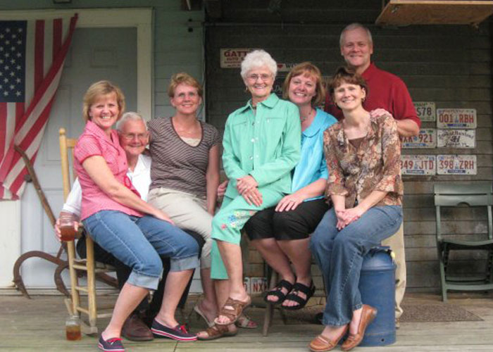 20 Heartwarming Photographs Of Couple Celebrating 70 Years Of Marriage Make Us Believe In Love Again