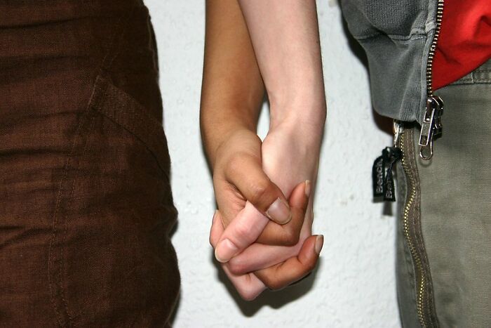 “People Who Had To Clean Out Rooms Of Someone Who Had Died, Did You Find Anything You Shouldn’t Have?” (30 Answers)