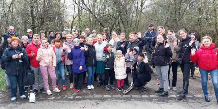 Grateful Ukrainians Thank Neighboring Countries For Their Hospitality By Cleaning Up Parks, Beaches, And City Streets