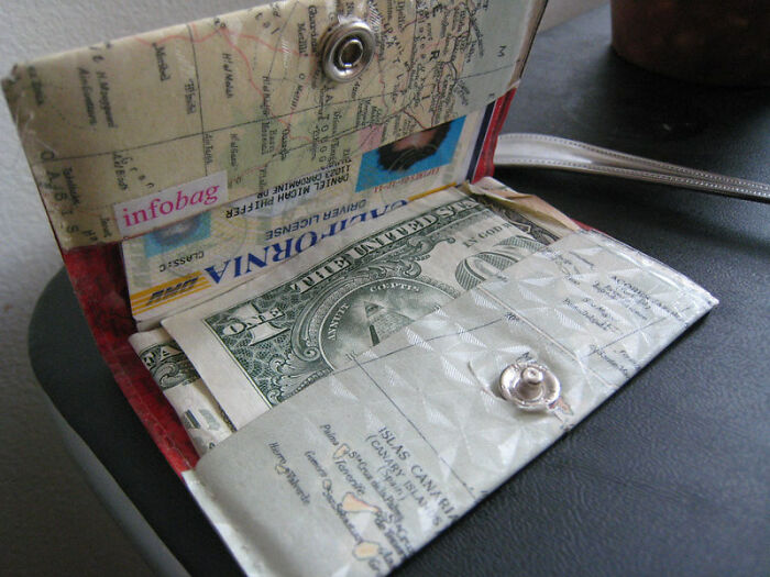 “People Who Had To Clean Out Rooms Of Someone Who Had Died, Did You Find Anything You Shouldn’t Have?” (30 Answers)