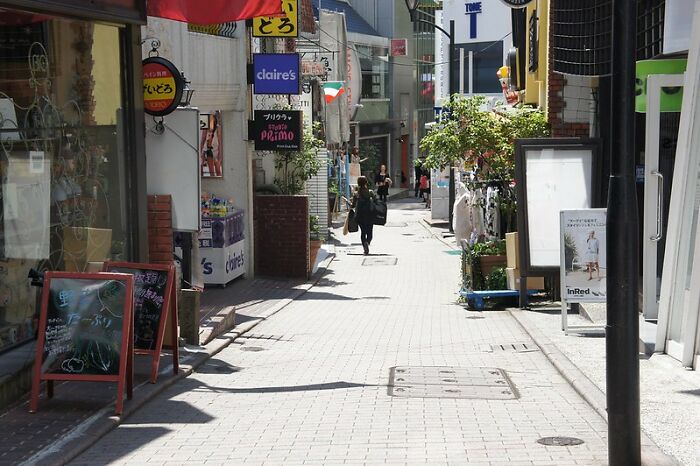 Someone In This Online Group Asked “What Was Something That Shocked You When You Visited A Foreign Country?” And 35 People Delivered