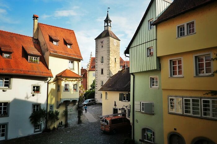 Someone In This Online Group Asked “What Was Something That Shocked You When You Visited A Foreign Country?” And 35 People Delivered