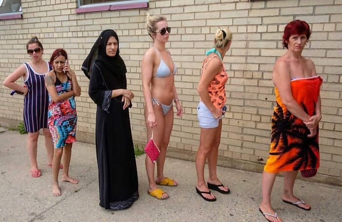 This Instagram Account Features Amusing Street Photographs And Has More Than 500 Thousand Followers (30 New Pics)