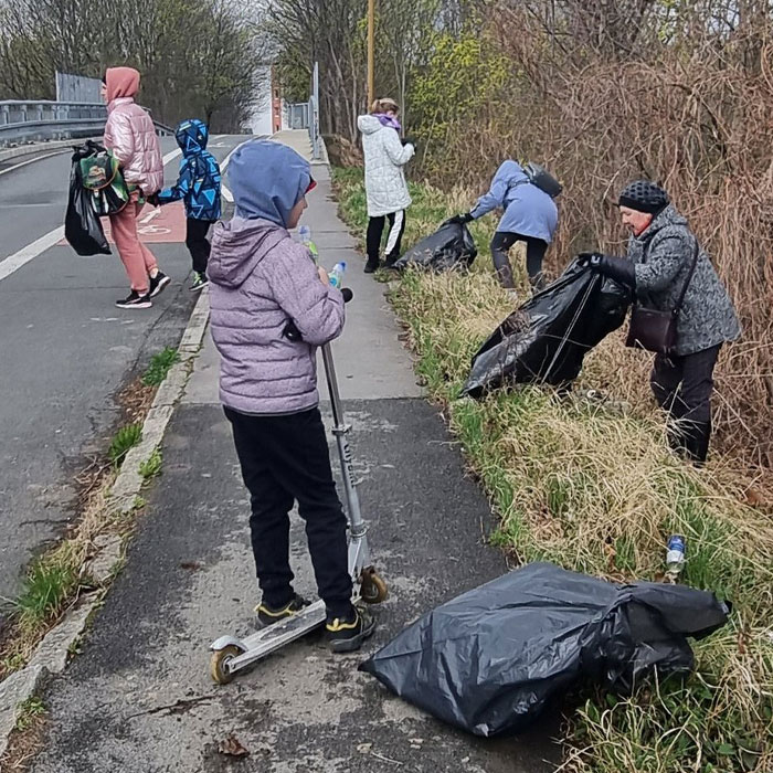 Grateful Ukrainians Thank Neighboring Countries For Their Hospitality By Cleaning Up Parks, Beaches, And City Streets