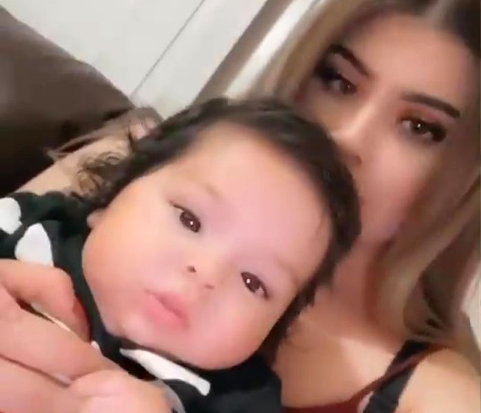 People Are Loving This Grandad&rsquo;s Idea Of Faking Breastfeeding When The Baby Refuses To Drink Out Of The Bottle