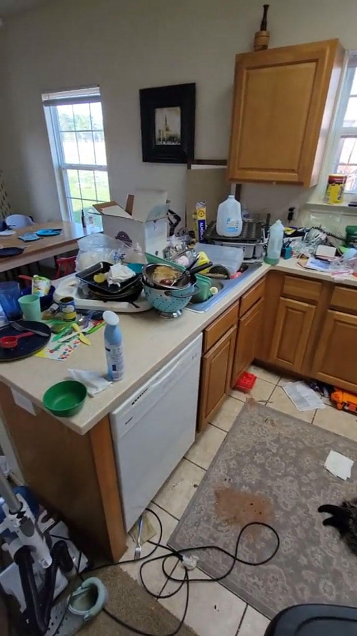 People Are Torn About This &ldquo;Lazy&rdquo; Mom Of 4 And Her Honest View Of Her House After 4 Days Of Not Cleaning