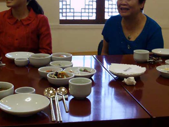Asian Husband Is Furious That His American Wife Served His Family Mac N Cheese For Dinner Asian Husband Is Furious That His American Wife Served His Family Mac N Cheese For Dinner