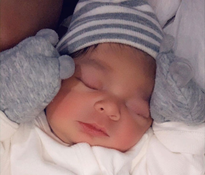 People Are Loving This Grandad&rsquo;s Idea Of Faking Breastfeeding When The Baby Refuses To Drink Out Of The Bottle