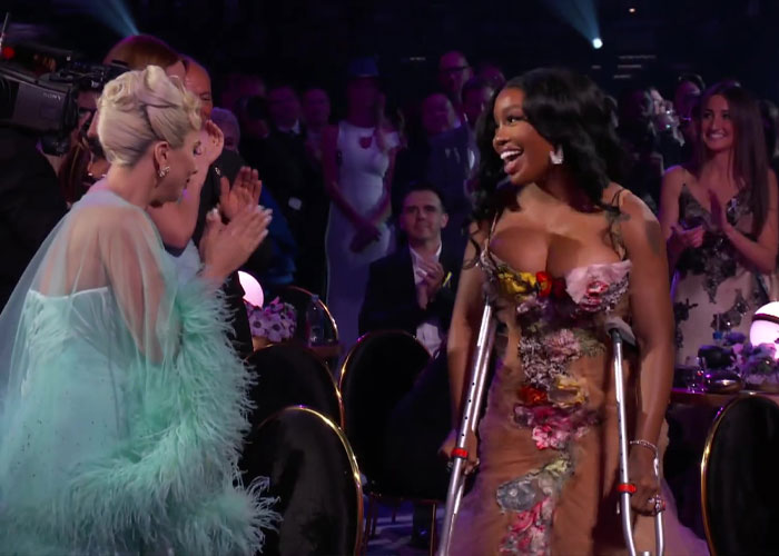 Lady Gaga Shows Grace And Kindness When She Helps SZA With Her Dress After Losing A Grammy To Her Lady Gaga Shows Grace And Kindness When She Helps SZA With Her Dress After Losing A Grammy To Her