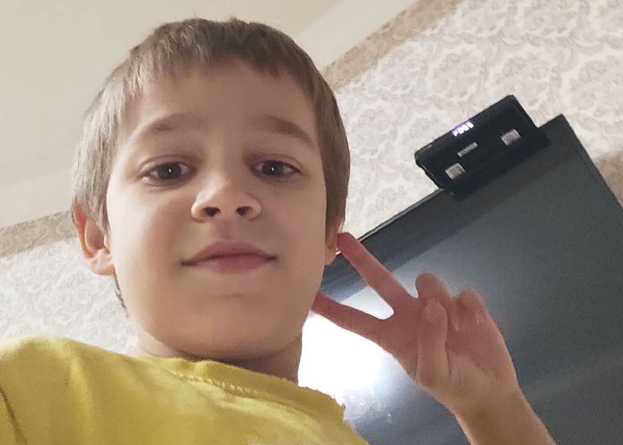 Video Shows Young Boy Stopping To Hug Two Stray Dogs When He Thinks No One Is Watching Video Shows Young Boy Stopping To Hug Two Stray Dogs When He Thinks No One Is Watching