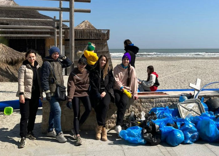 Grateful Ukrainians Thank Neighboring Countries For Their Hospitality By Cleaning Up Parks, Beaches, And City Streets