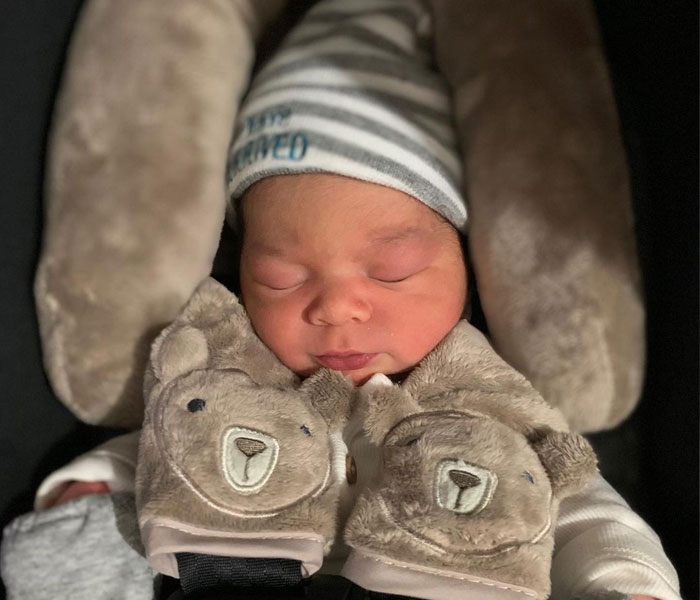 People Are Loving This Grandad&rsquo;s Idea Of Faking Breastfeeding When The Baby Refuses To Drink Out Of The Bottle