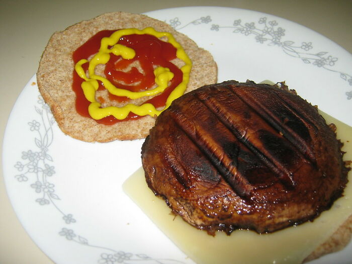 Un sándwich de ketchup y mostaza