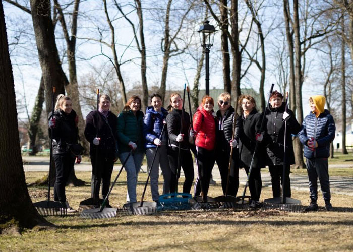 Grateful Ukrainians Thank Neighboring Countries For Their Hospitality By Cleaning Up Parks, Beaches, And City Streets