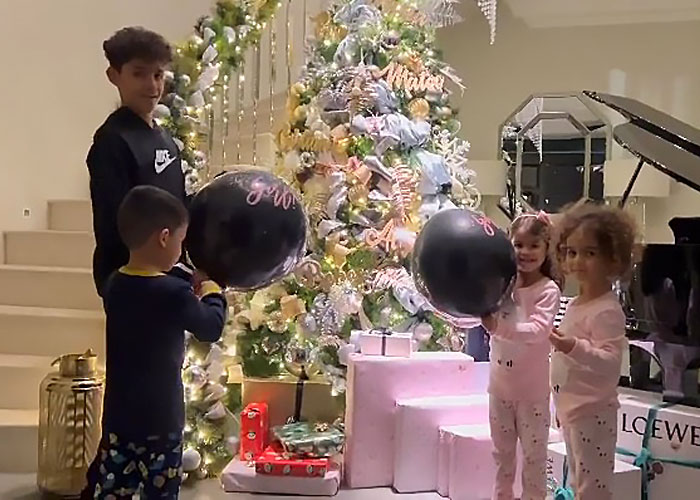 Manchester United And Liverpool Fans Unite In Beautiful Tribute To Ronaldo’s Son During 7th Minute Of The Game Manchester United And Liverpool Fans Unite In Beautiful Tribute To Ronaldo’s Son During 7th Minute Of The Game