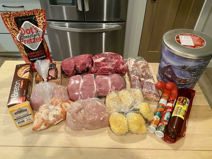 Trabajo en la construcción en el Medio Oeste y mi jefe acaba de entregarnos todos estos alimentos en nuestra casa a tiempo para las vacaciones
