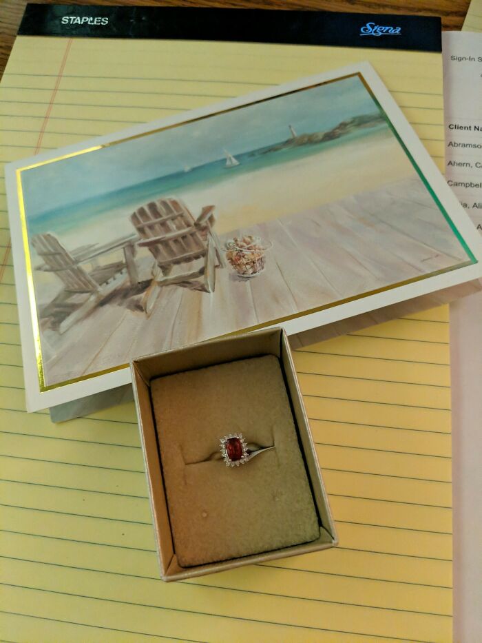 Mi novio está pasando por la quimioterapia durante 6 meses y tiene una cirugía próxima. Esta mañana mi jefa dejó esto en mi escritorio