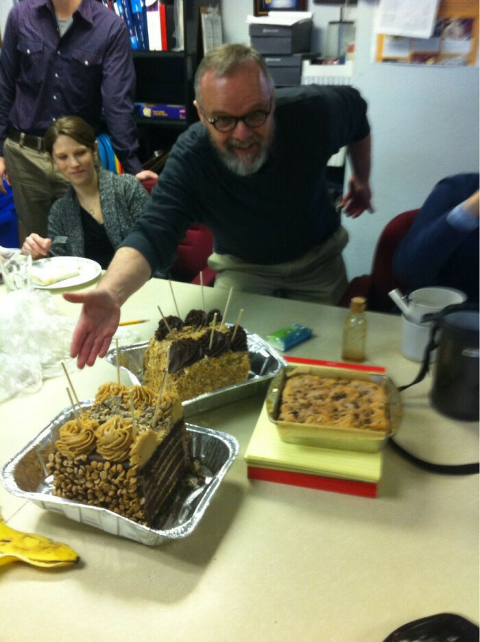 Mi jefe y yo estamos en un concurso para perder peso. Hoy es mi cumpleaños. Esto es lo que me trajo