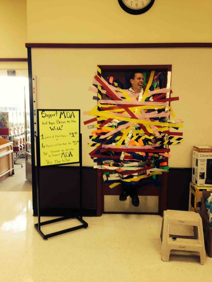 Así que mi padre es el gerente de una cadena local de tiendas de comestibles. Hubo una recaudación de fondos en la que sus compañeros de trabajo lo pegaron a la pared durante dos horas, y este fue el resultado