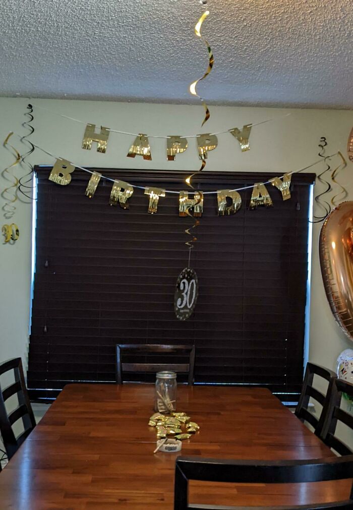 Autoinforme: Me he gastado unos 200 dólares en comida, bebida y decoración para mi fiesta de mi 30 cumpleaños. Nadie se presentó (o bien me hicieron ghosting o lo cancelaron en el último minuto o no pudieron venir hasta tarde)