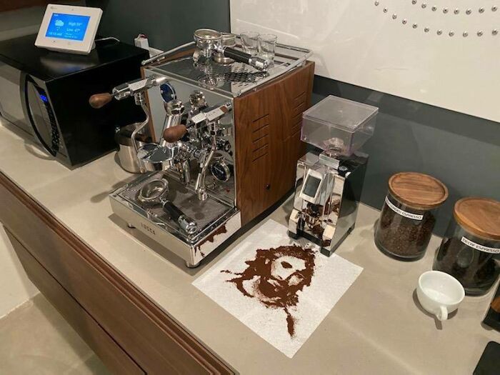 Así que mi jefe puso esto debajo de nuestro molinillo de café para que mi otro jefe lo "encontrara" esta mañana