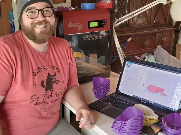 Mi antiguo jefe ha estado imprimiendo en 3D mascarillas reutilizables y entregándolas a los centros médicos en medio de la escasez