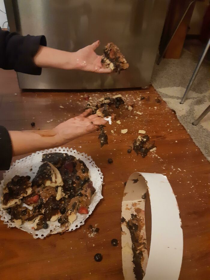 Oí que algo se estrellaba fuerte desde la cocina y resultó que mi madre había dejado caer mi “pastel” de cumpleaños
