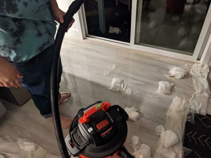  En la fiesta por el cumpleaños número 18 de mi amigo, se rompió el retrete, se inundaron dos habitaciones y nos quedamos atrapados con agua fecal