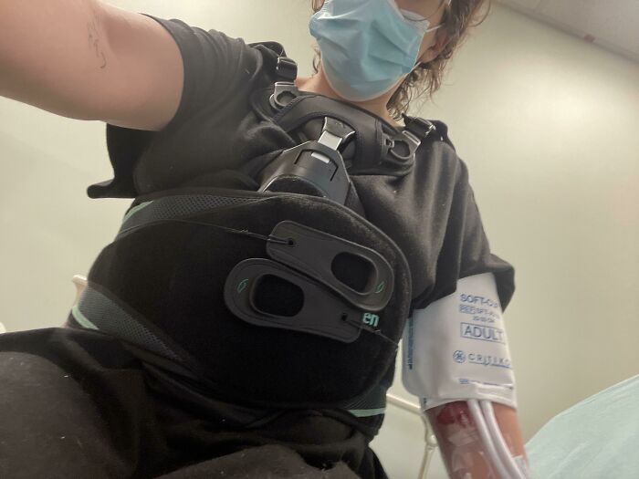 En mi cumpleaños número 29, tuve dos convulsiones, me caí de la cama y me fracturé la columna en dos lugares. Ahora, tendré que usar un corsé ortopédico durante 2 o 3 meses