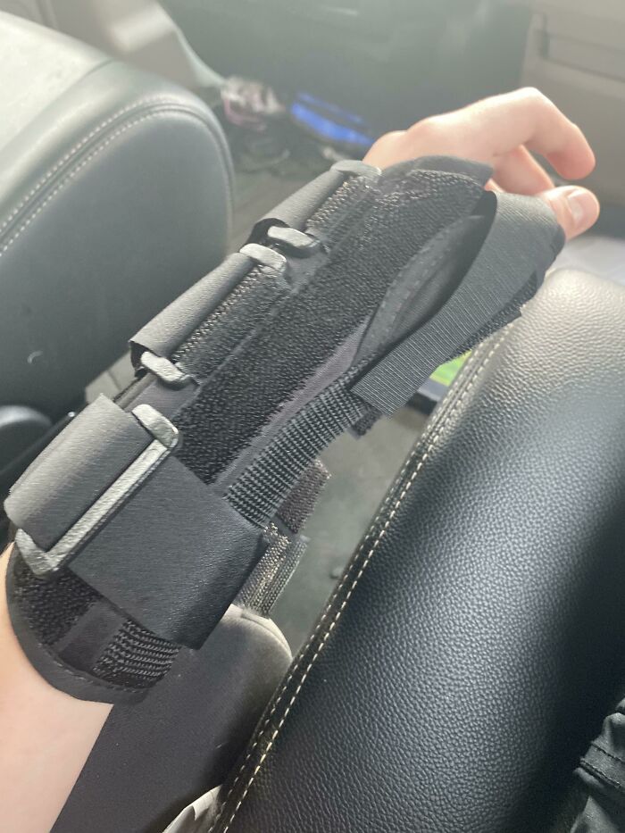 Un día antes de mi cumpleaños, fui a patinar con un amigo y un furry que llevaba una máscara no me vio. Feliz cumpleaños a mí