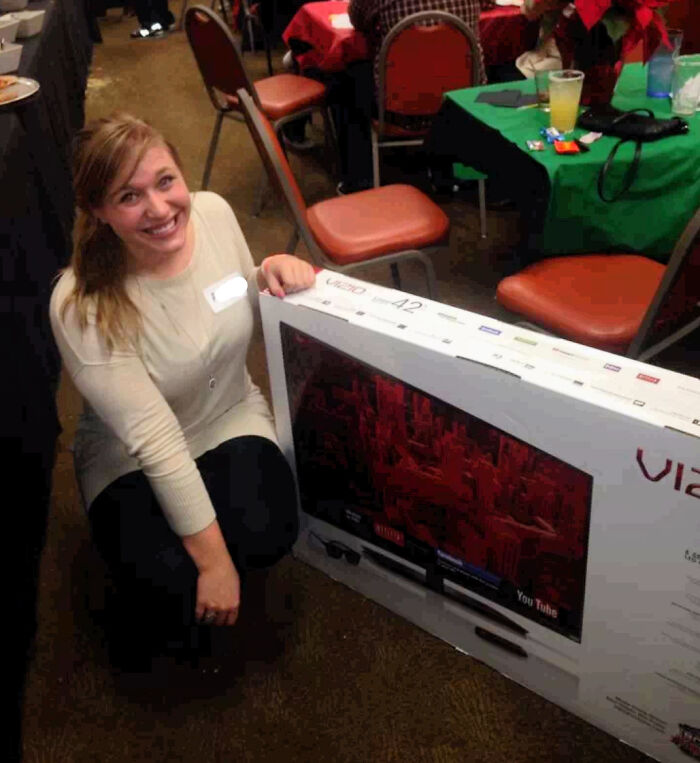 Yo también gano $11/hora, y recibí un televisor de mi jefe en la fiesta de la empresa. Estaba un poco en shock