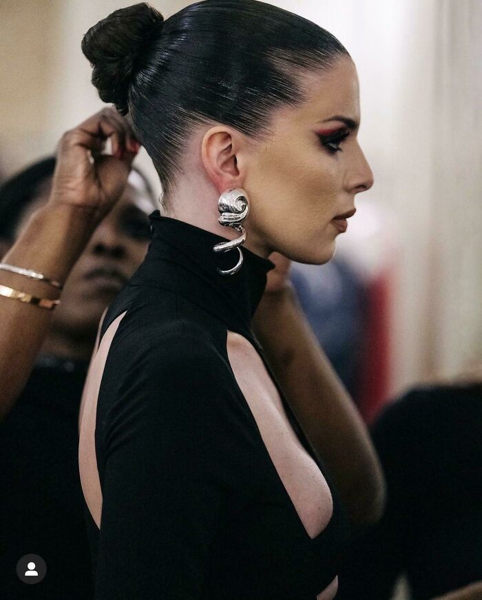 Ugh… She Had A Team Of Reputable Muas, Posted On Ig By A Famous Magazine. Those People Are Payed Thousands For This!