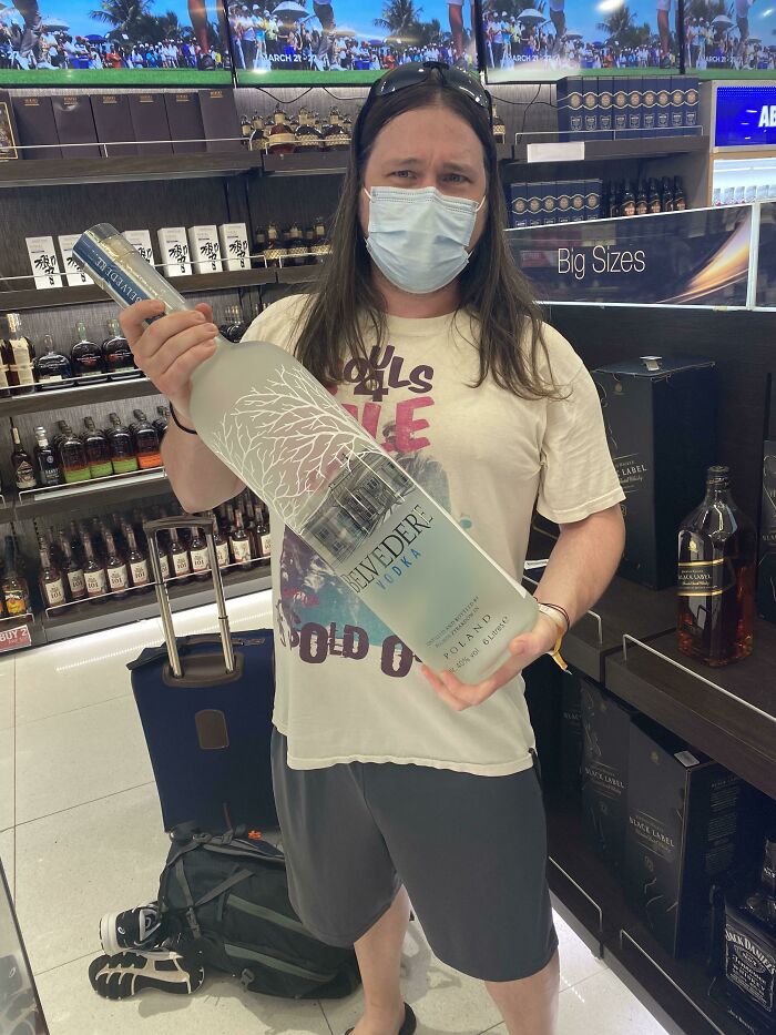 Esta botella de vodka que mi esposa no me dejó comprar...