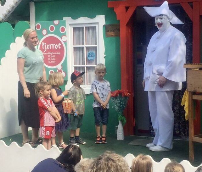 Esa vez en la que, en mi cumpleaños número 36, mi esposo me hizo subir al escenario junto a los niños que cumplían años. Este es el rostro de la humillación