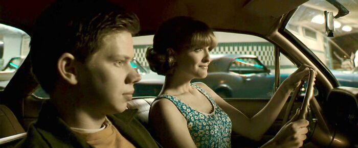 In Zodiac (2007) Director David Fincher Wanted To Make The Film As Authentic As Possible, Even Dressing The Actors With The Same Outfit That The Victims Were Wearing When Found.